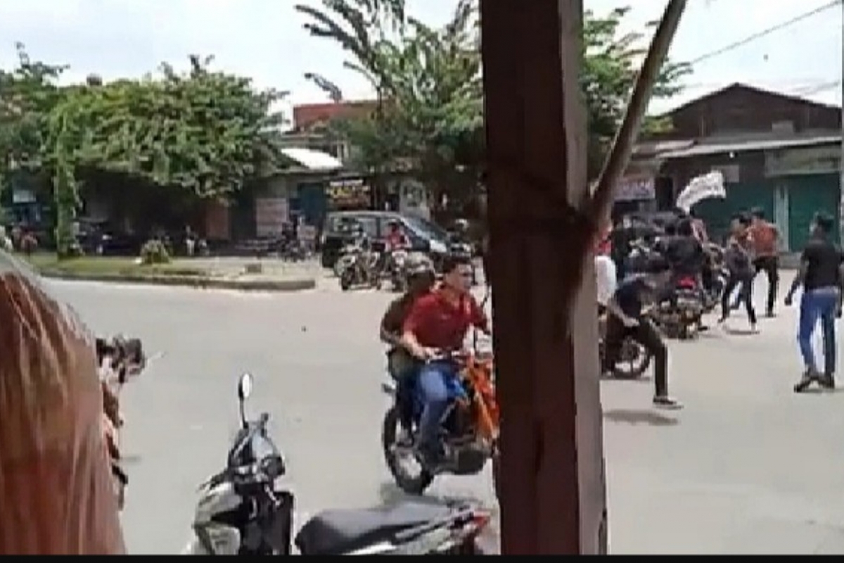 Komplotan Genk Motor Saling Serang di Underpass Titi Kuning