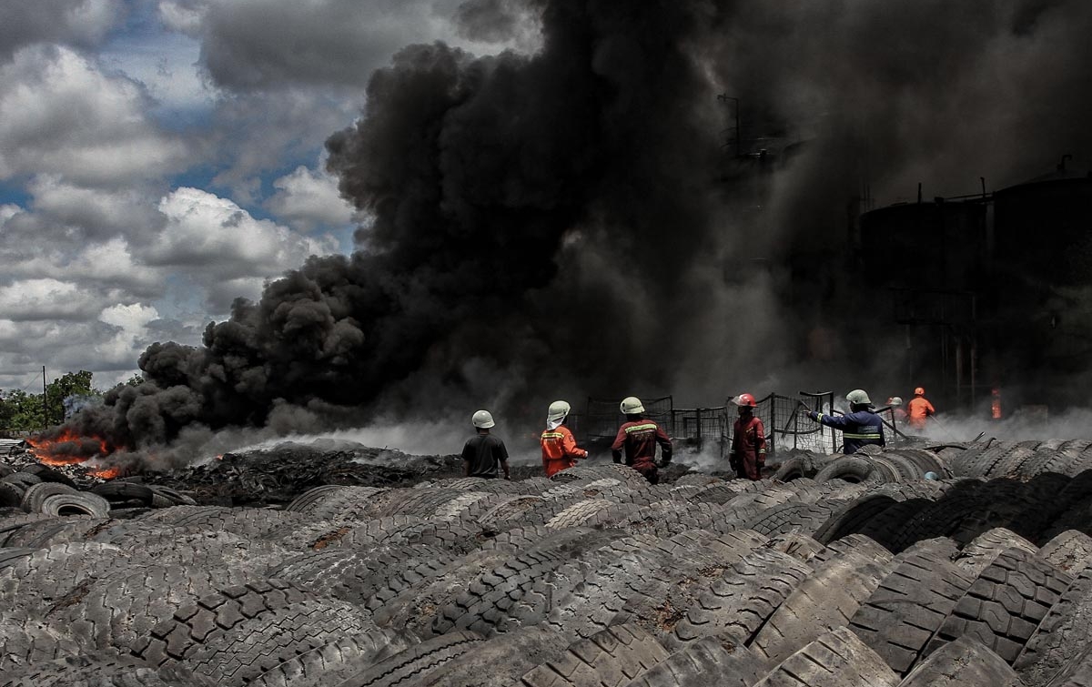 Foto Kebakaran Pabrik  Pengolahan Ban Bekas Nasional 