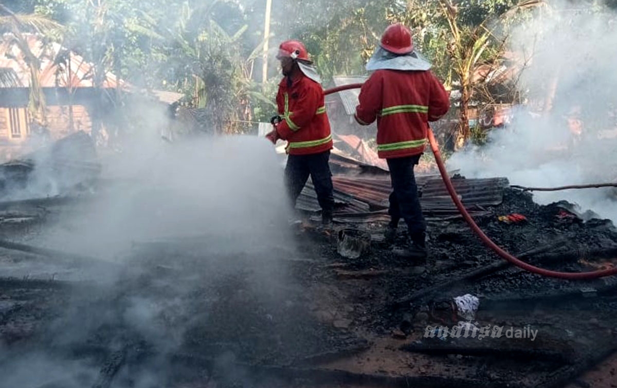 Rumah Semi Permanen di Padang Bolak Hangus Terbakar