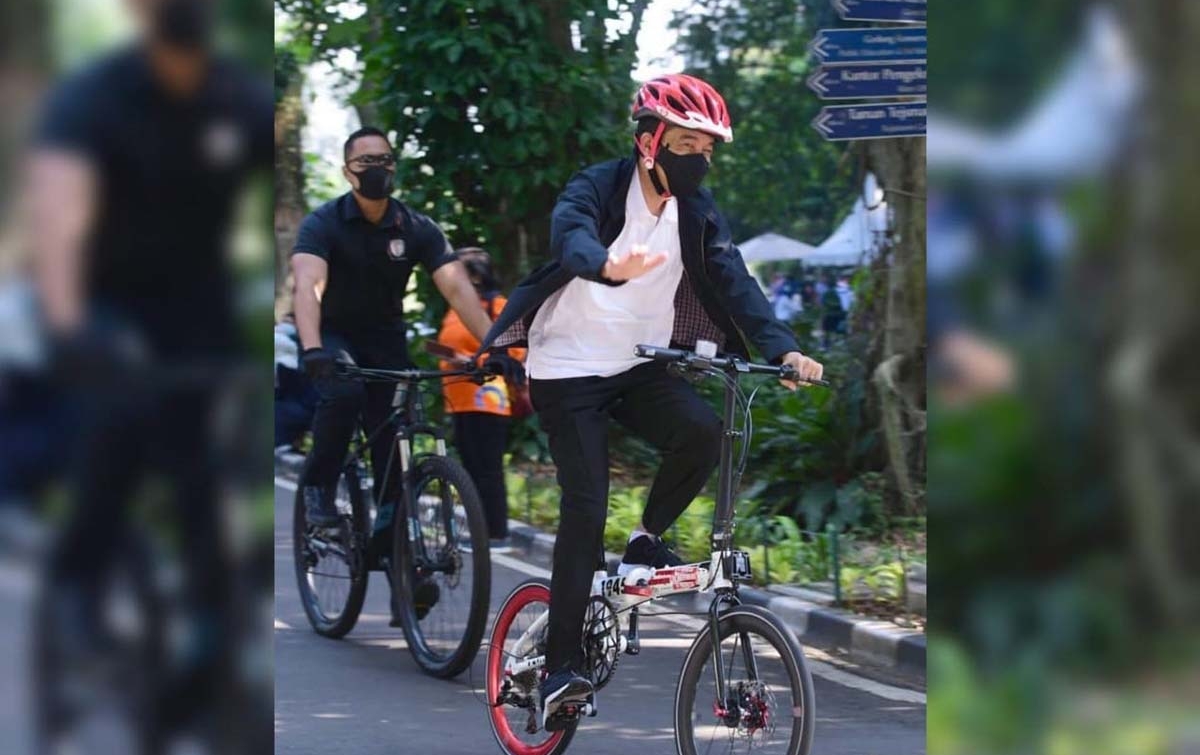Bersepeda Ditemani Kaesang, Jokowi Bagikan Masker ke Masyarakat di Istana Bogor