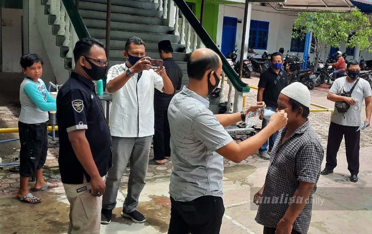 Polres Langsa Berbagi Masker Kepada Masyarakat di 2 Masjid