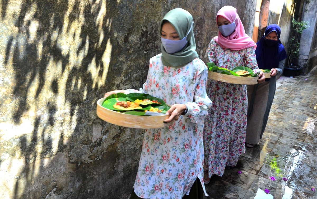 Foto: Tradisi Berbagi Bubur Asyura