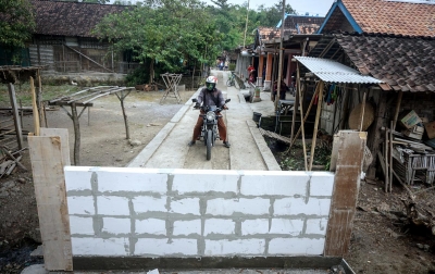 Foto: Jalan Kampung Ditutup Dengan Tembok
