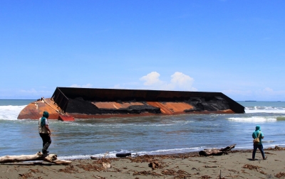 Foto: Kapal Tongkang Terdampar