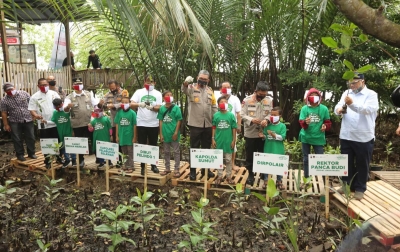 Semarakkan HUT RI 75 Tahun, Pelindo I Tanam Mangrove