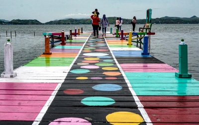 Foto: Dermaga Warna-warni Kampung Yaboi
