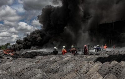 Foto: Kebakaran Pabrik Pengolahan Ban Bekas