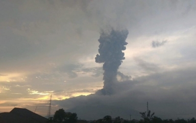 Petang Tadi, Sinabung Mengeluarkan Abu Vulkanik Sejauh 4 Km