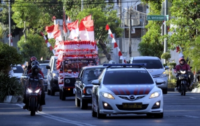 Foto: Mobil Berbendera Merah Putih