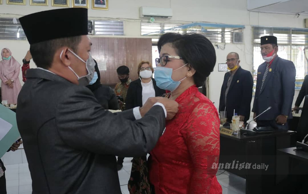 Nuraini Silaban Dilantik Jadi Anggota DPRD