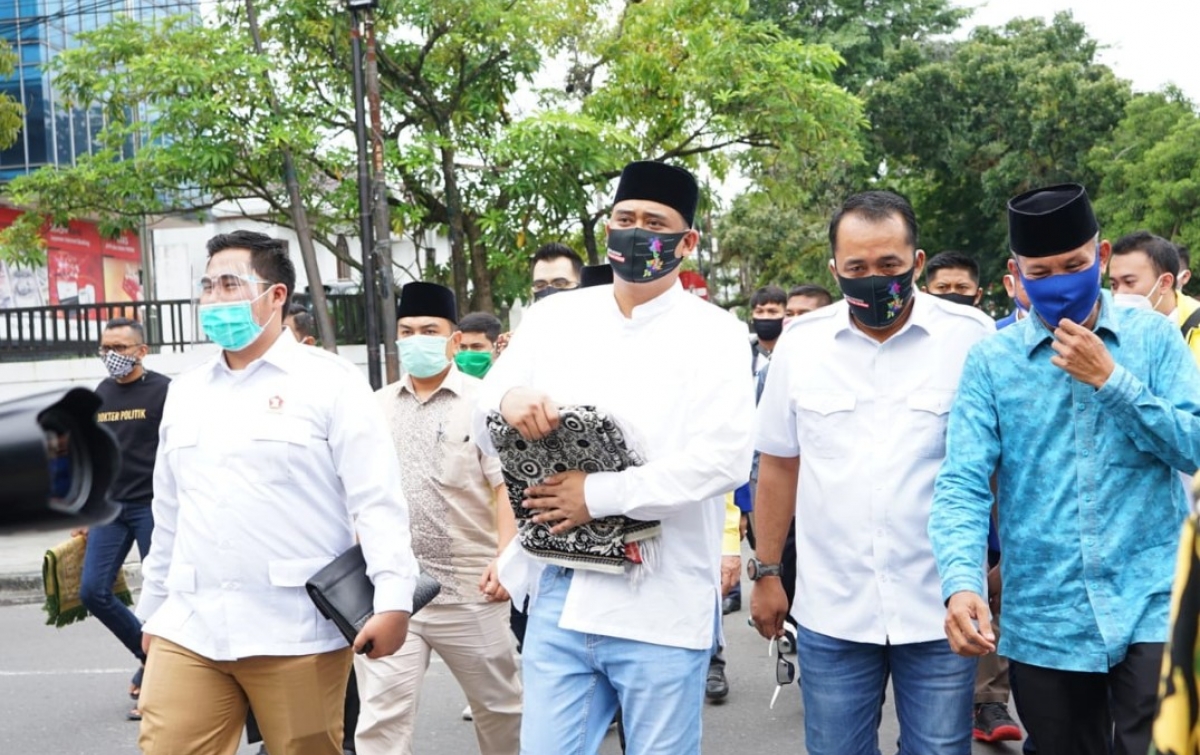 Bobby-Aulia Salat Jumat Bersama Sebelum Mendaftar ke KPU Medan
