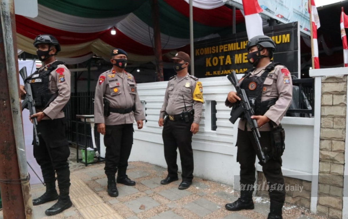 Polisi Bersenjata Lengkap Siaga di Kantor KPU Medan