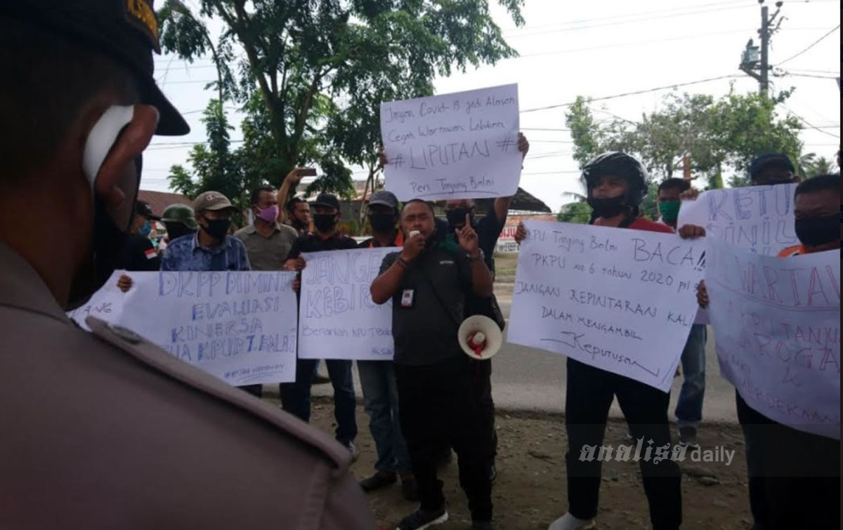 Puluhan Wartawan Demonstrasi ke Kantor KPU Tanjungbalai