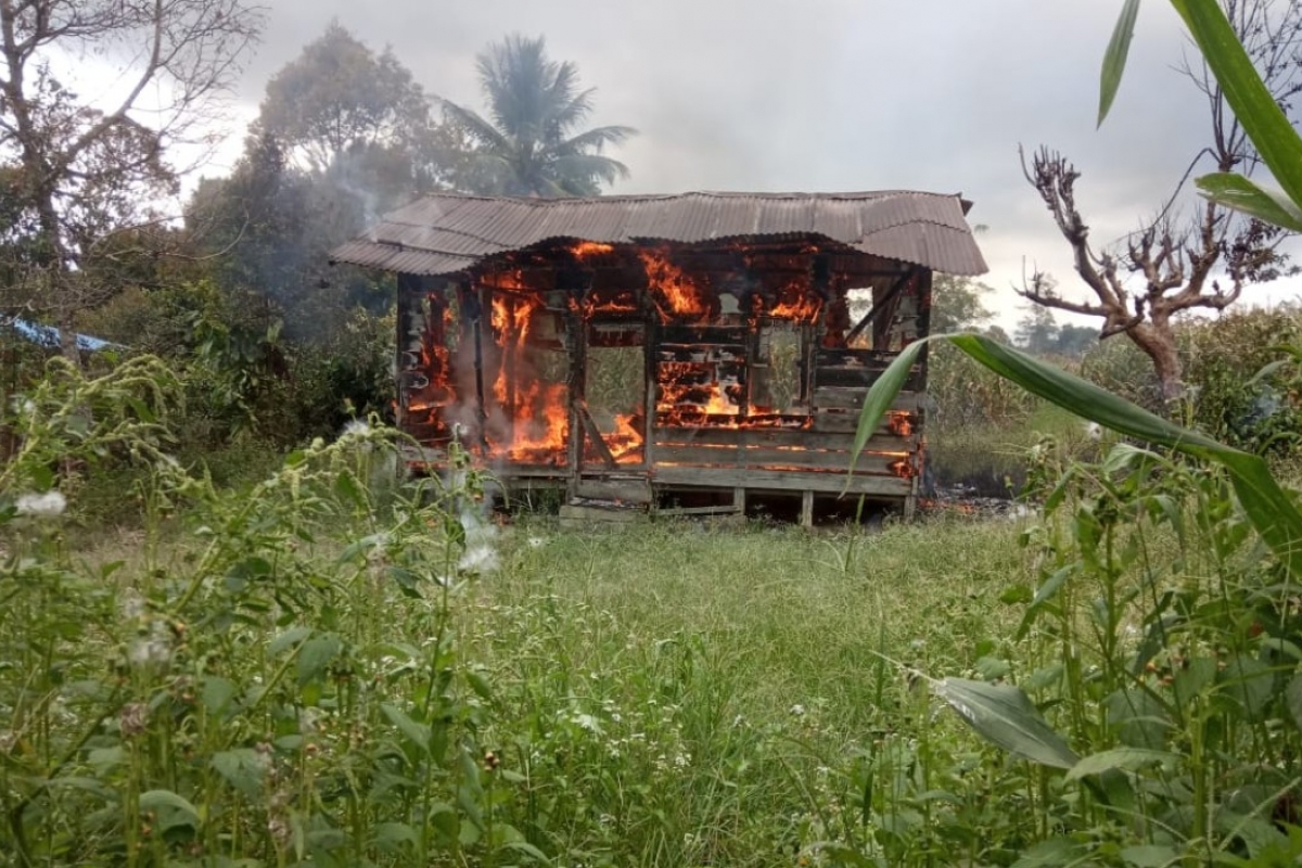 Sebuah Rumah Kosong di Hutaimbaru Hangus Terbakar
