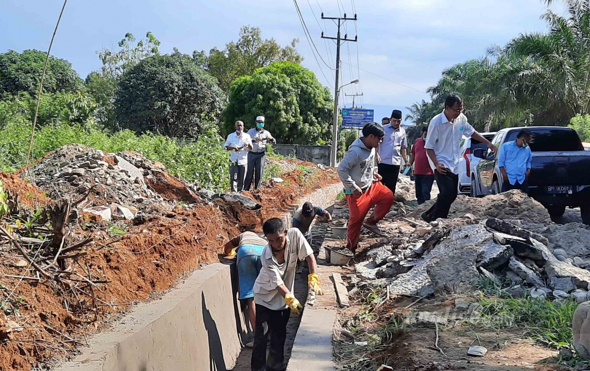 Anggota DPRD Sumut Tinjau Proyek Peningkatan Jalan Lintas Provinsi