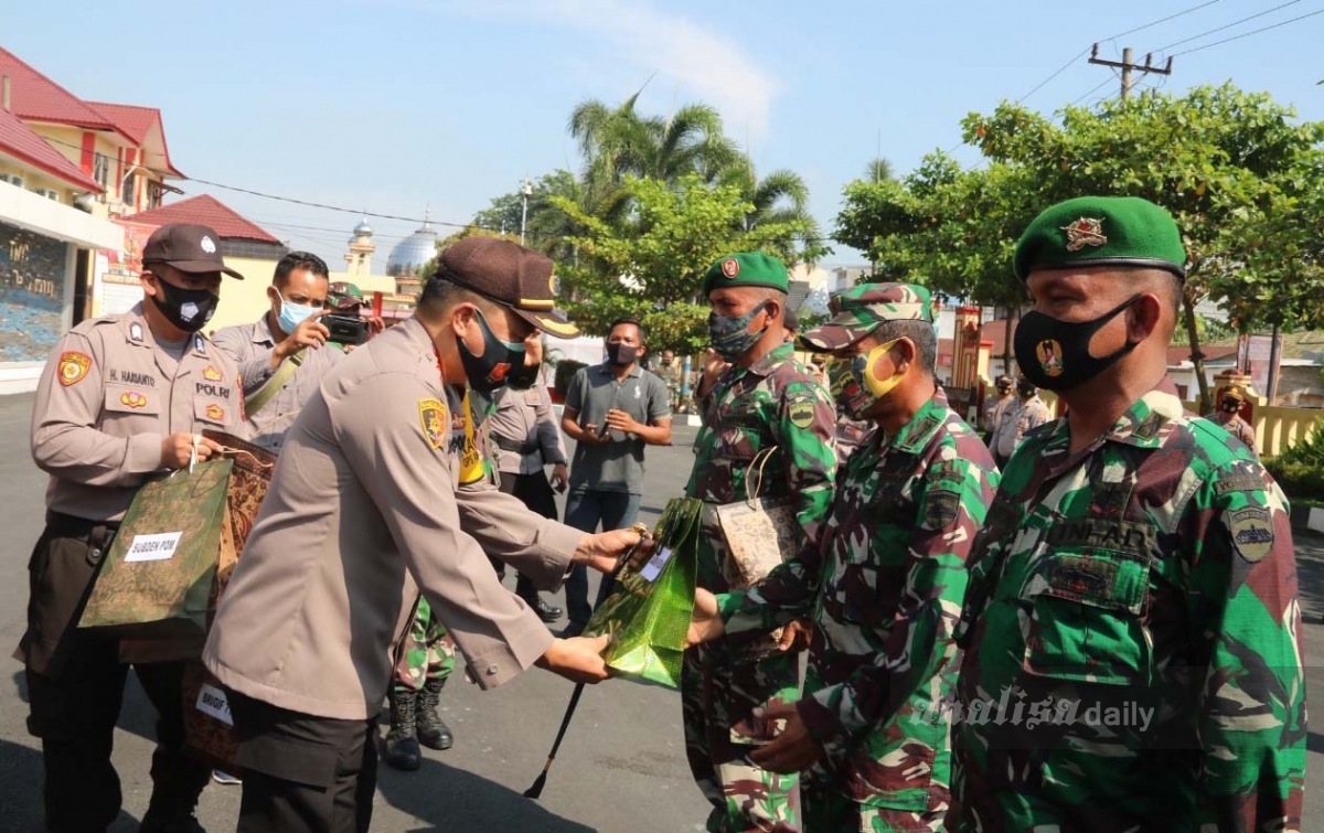 Kapolresta Deliserdang Bagikan Masker ke TNI dan Elemen Masyarakat