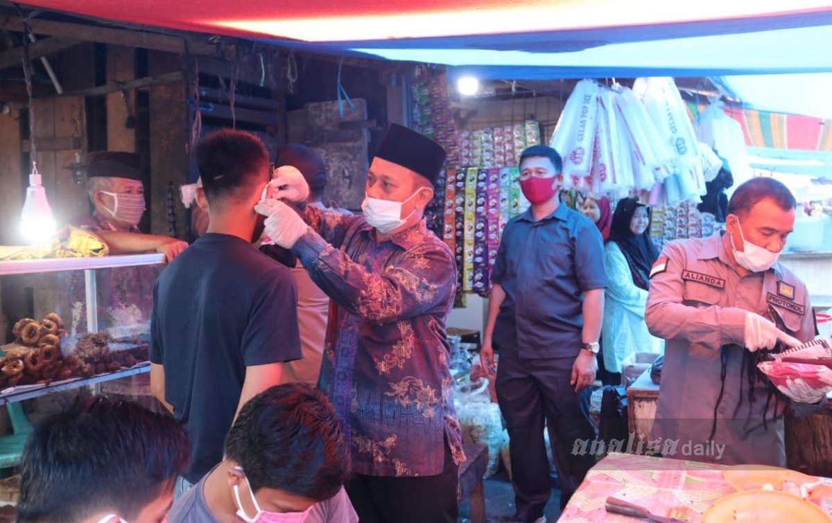 Bupati Palas Bagikan Masker di Pasar Sibuhuan