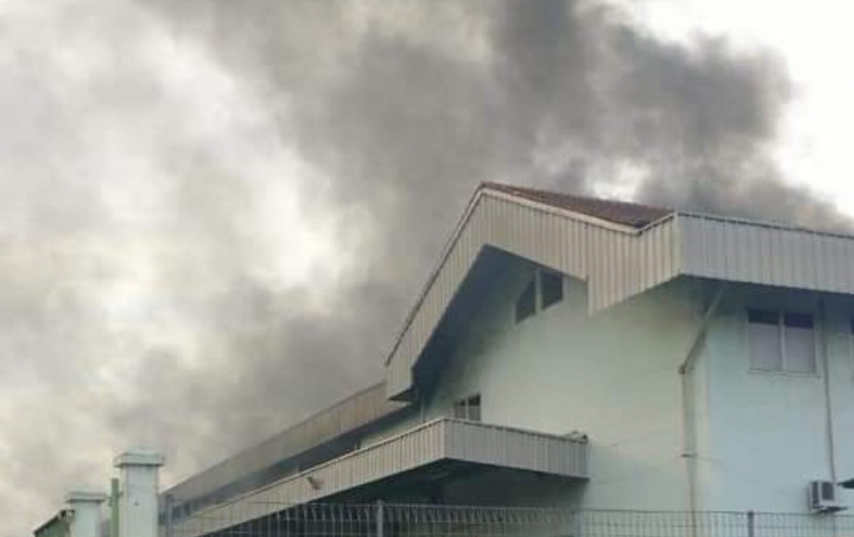 Sebuah Gudang Makanan di Tanjung Morawa Terbakar