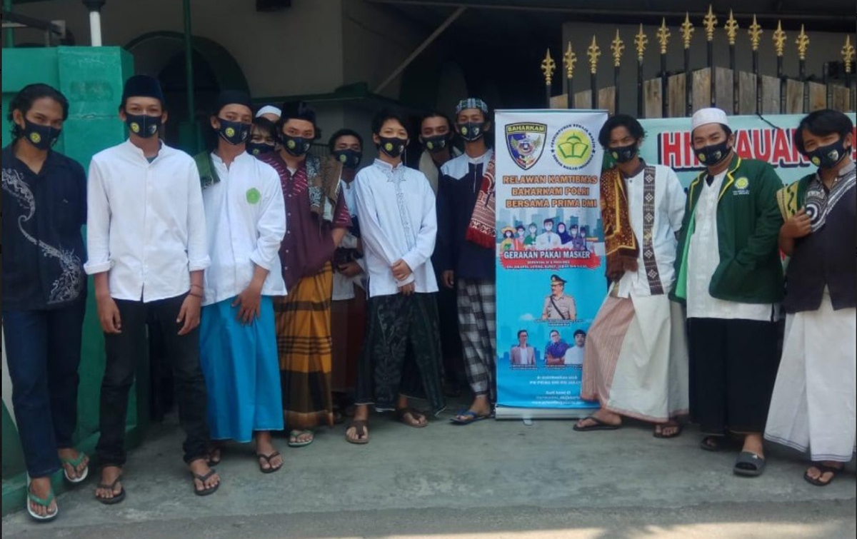 Relawan Baharkam Polri Bagi Masker ke Masjid-masjid