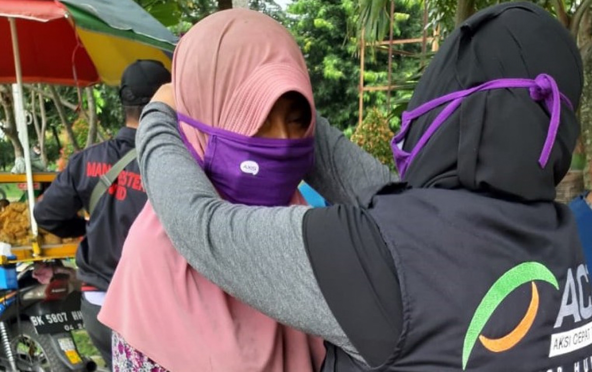 AXIS dan ACT Bagikan Ribuan Masker di Medan dan Padang