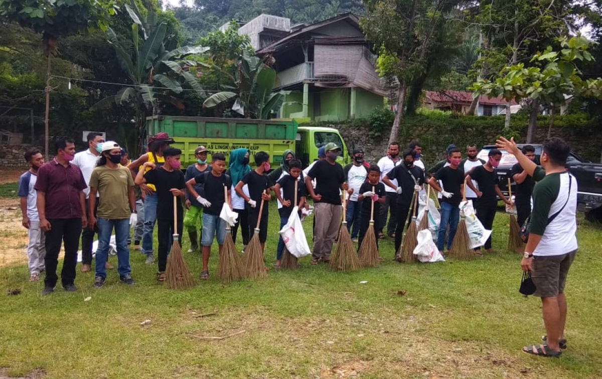 Sumatera Trash Bank Bersihkan Sampah di Kawasan Wisata Bukit Lawang