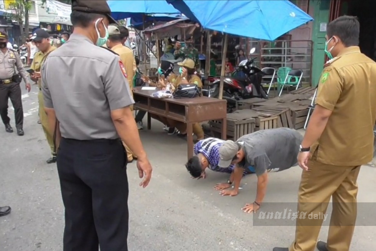 Petugas Gabungan Razia Masker di Kawasan Pasar Simpang Melati