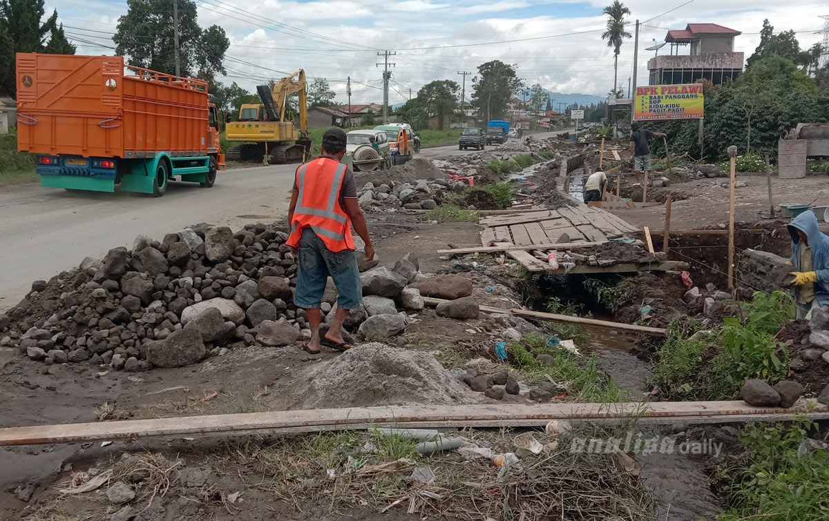 Prioritaskan Penanganan Banjir di Jalan BerastagiKabanjahe  Sumut