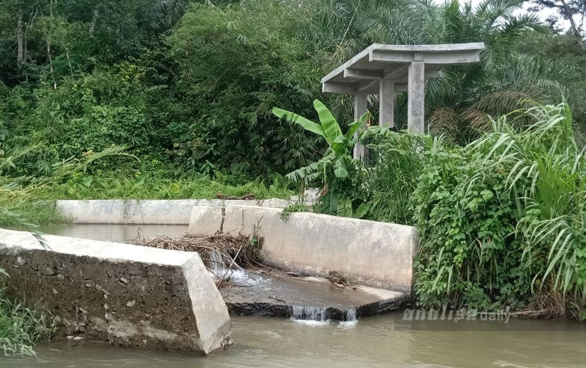 Bangunan Irigasi Saba Hotang Ambruk