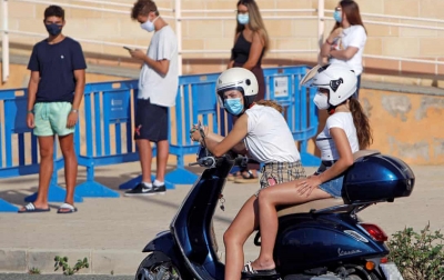 Cegah Corona, Negara-negara Eropa Ingatkan Kaum Muda