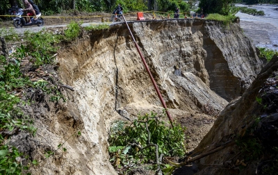 Foto: Jalan Amblas Digerus Abrasi Sungai