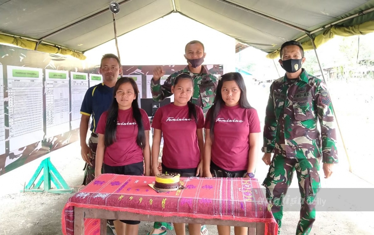 Tim Satgas TMMD Rayakan HUT TNI Bersama 3 Putri Kembar