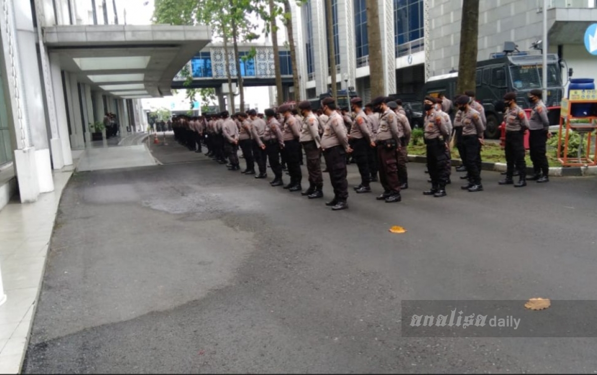 Jelang Demo Tolak RUU Cipta Kerja, Ratusan Polisi Bersiaga di Kantor DPRD Sumut