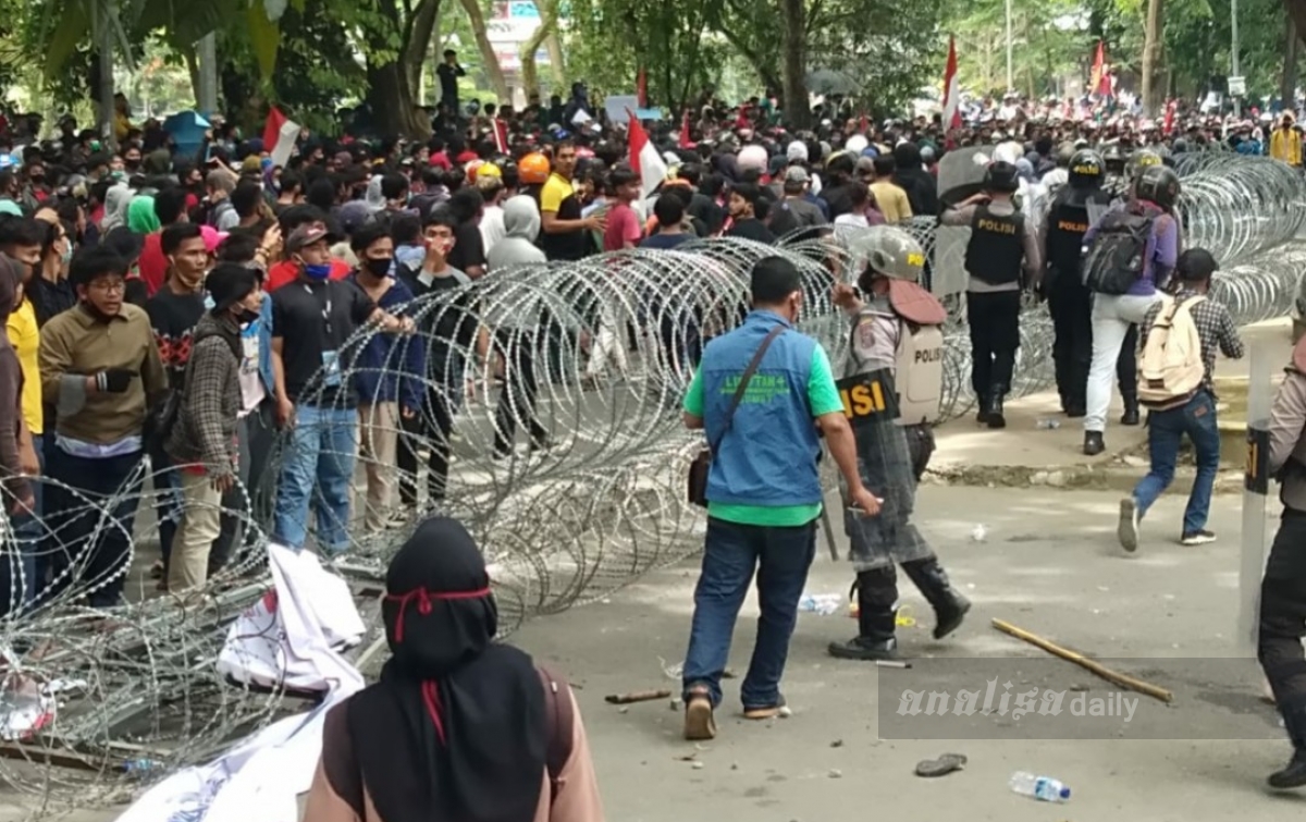 Aksi di Kantor DPRD Sumut Memanas, Seorang Polwan Terkena Lemparan