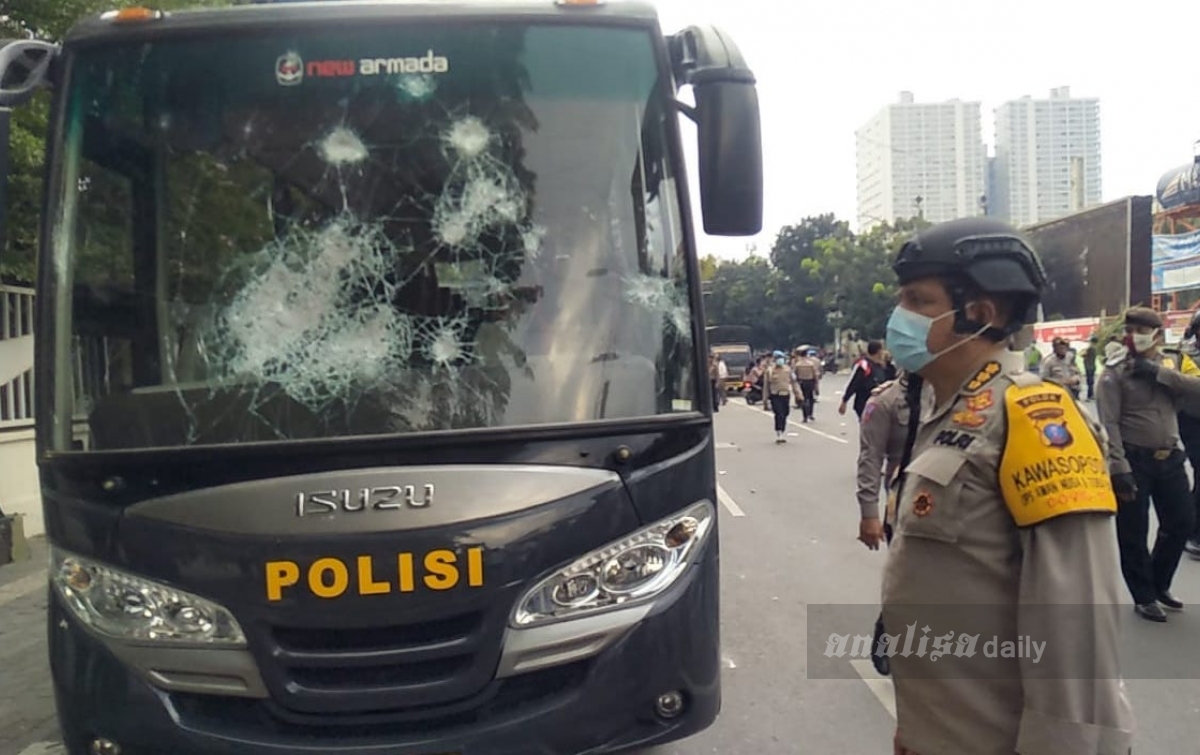 Kendaraan Dinas Polda Sumut Dirusak Pengunjuk Rasa