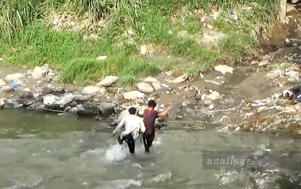 Selamatkan Diri dari Kejaran Polisi, 2 Pendemo Terjun ke Sungai Deli