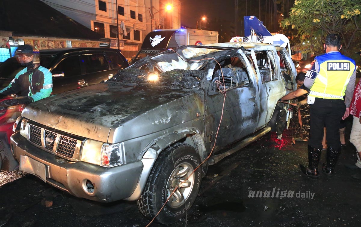 Foto: Demonstran Bakar Mobil Polisi