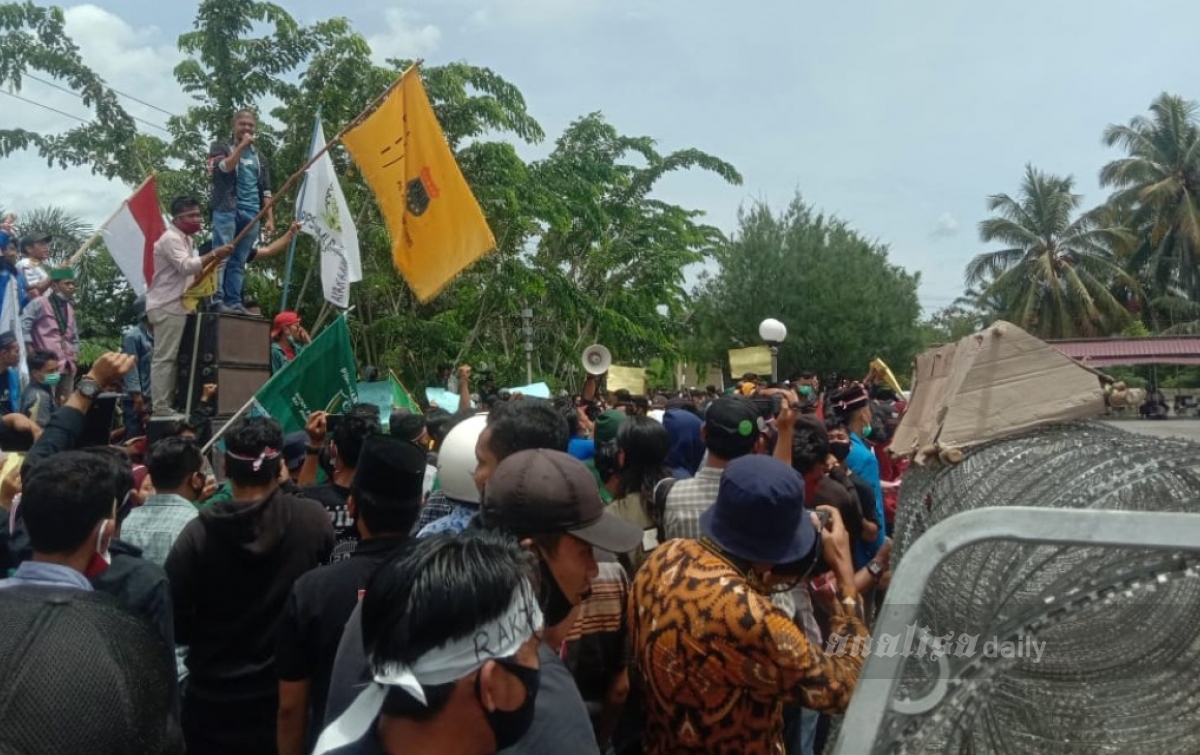 DPRD Paluta Dituding Pengkhianat, Aksi Nyaris Ricuh