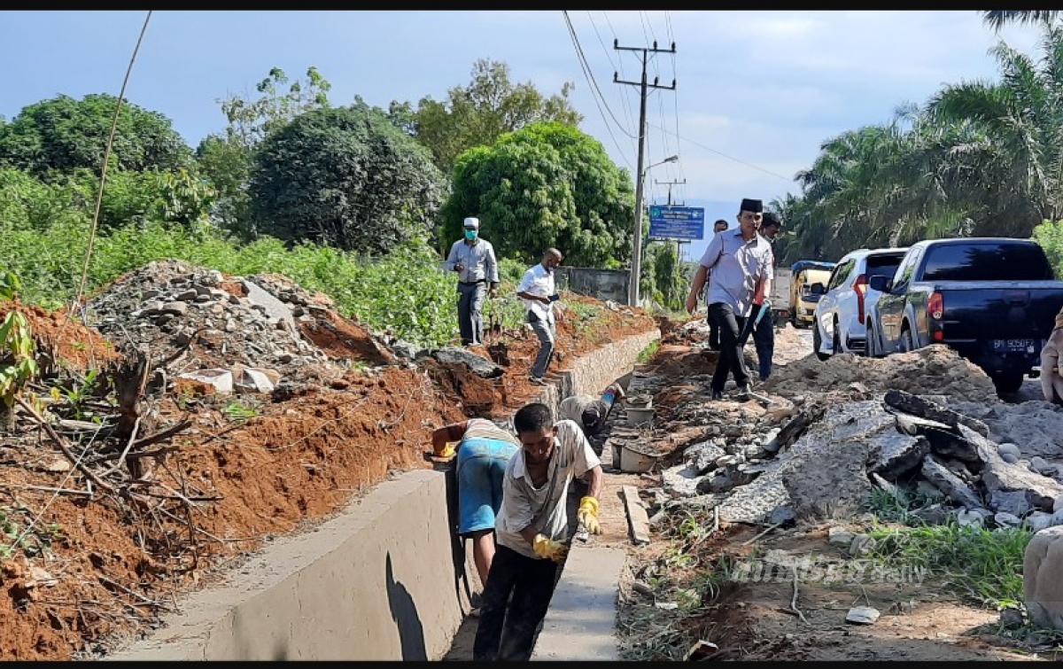 Material Proyek Peningkatan Jalinsum Ancam Pengguna Jalan
