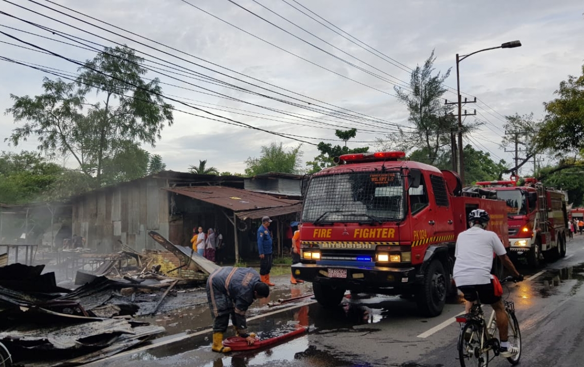 Warung Bakso dan Tempat Penjualan BBM Eceran di Sari Rejo Terbakar