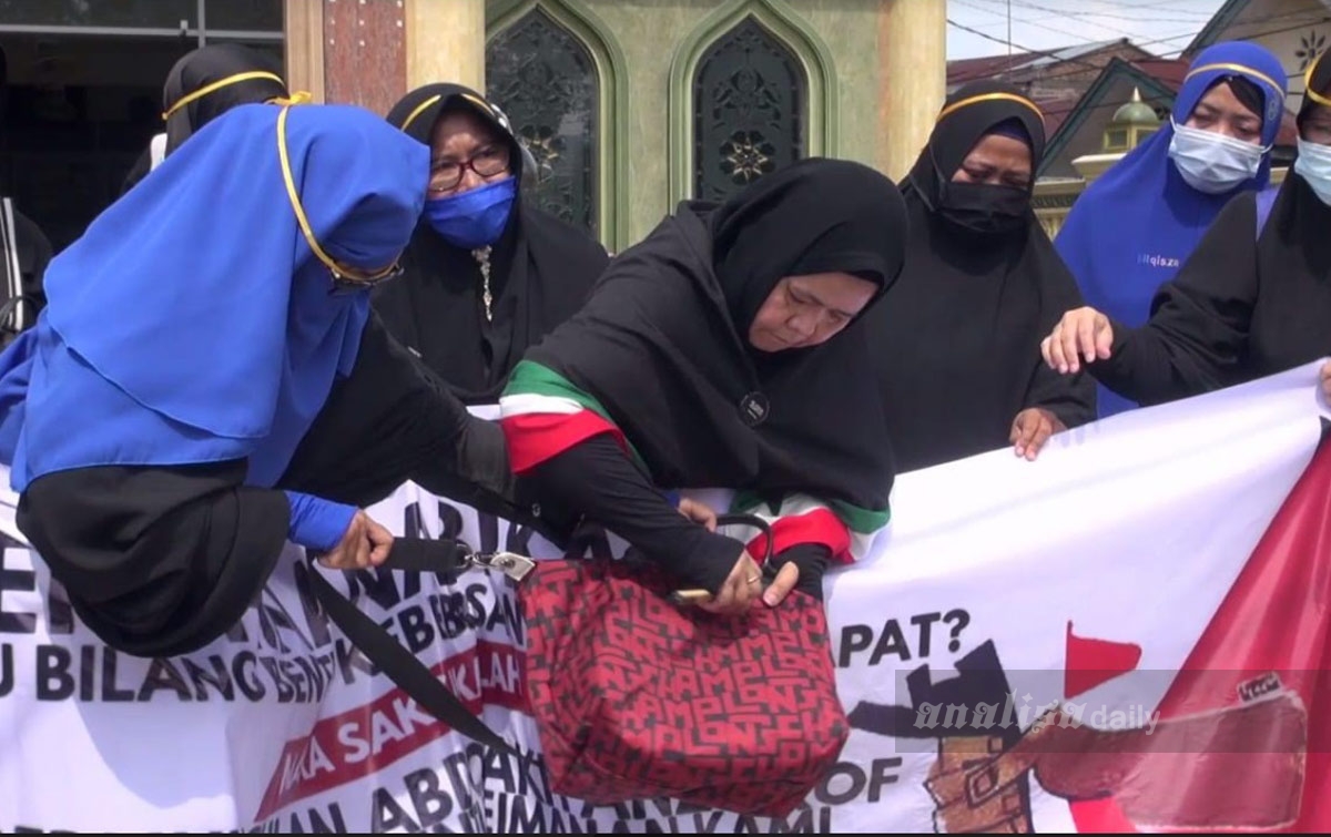 Ibu-ibu di Medan Protes Pernyataan Emmanuel Macron