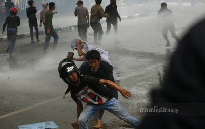 Foto: Demo Tolak Omnibus Law di Medan Ricuh
