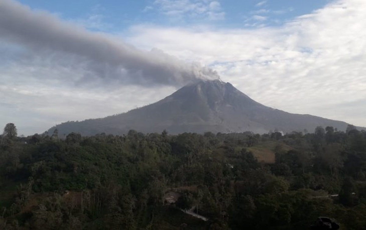 Gunung Sinabung Kembali Semburkan Awan Panas