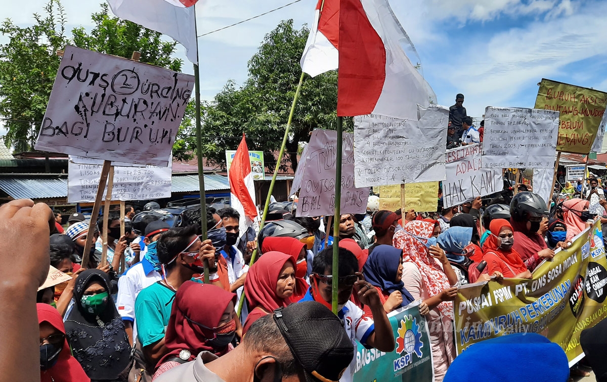 Ratusan Buruh dan Mahasiswa Tolak Omnibus Law