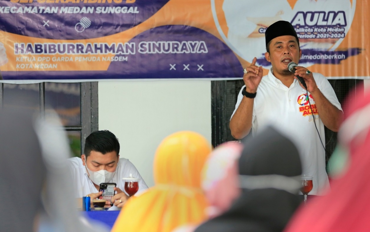 Terlalu Bersemangat, Seorang Nenek Nyaris Jatuh Saat Ingin Berswafoto dengan Aulia