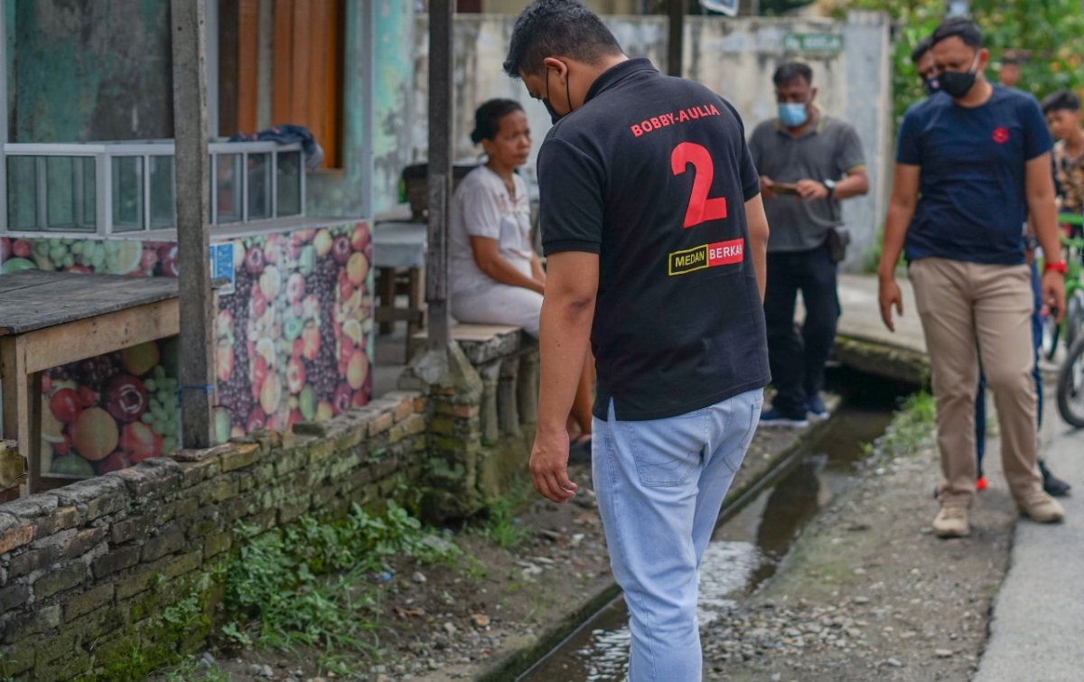 Blusukan di Medan Sunggal, Warga Tunjukkan Kondisi Parit ke Bobby