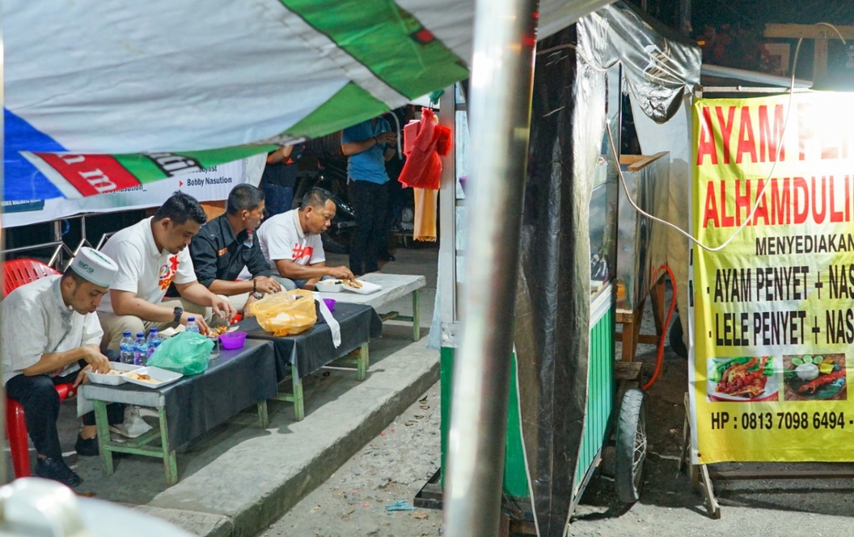 Makan di Warung Kaki Lima, Bobby Dinilai Peduli Terhadap UMKM