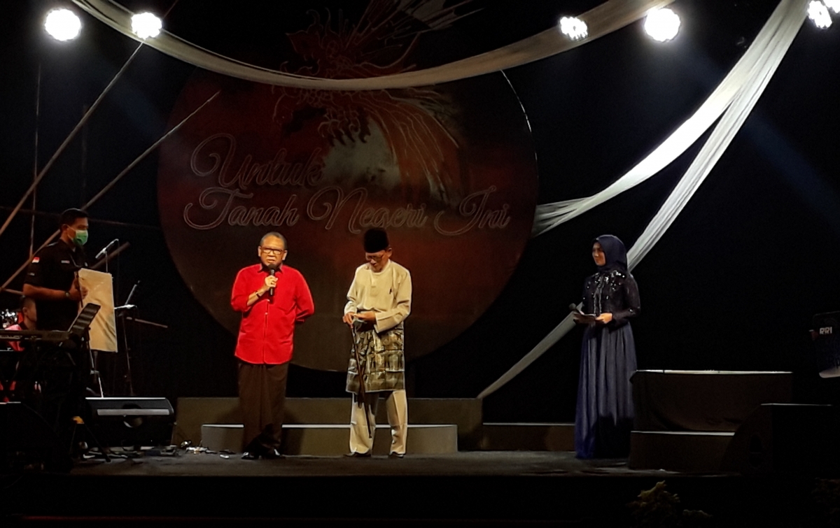 Zawawi Imron Terima Penghargaan dari Radio Republik Indonesia