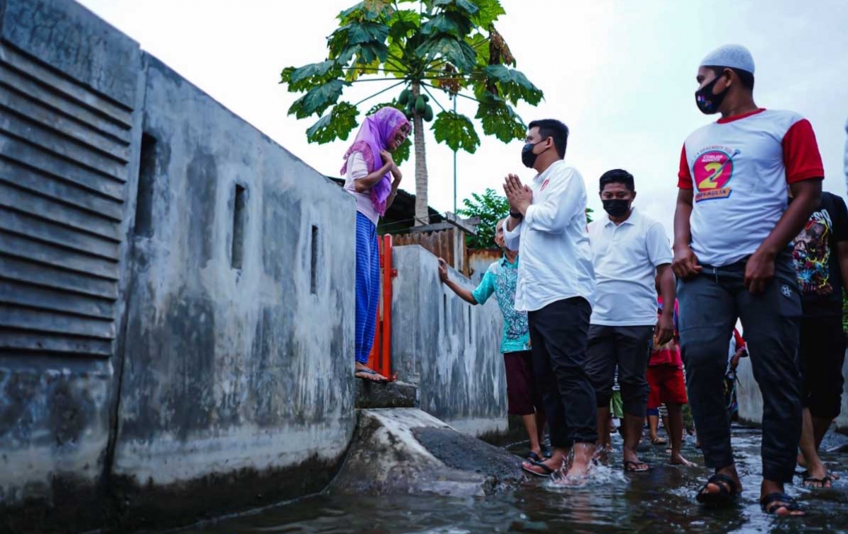 Blusukan di Medan Marelan, Bobby Dengar Curhatan Warga Soal Banjir