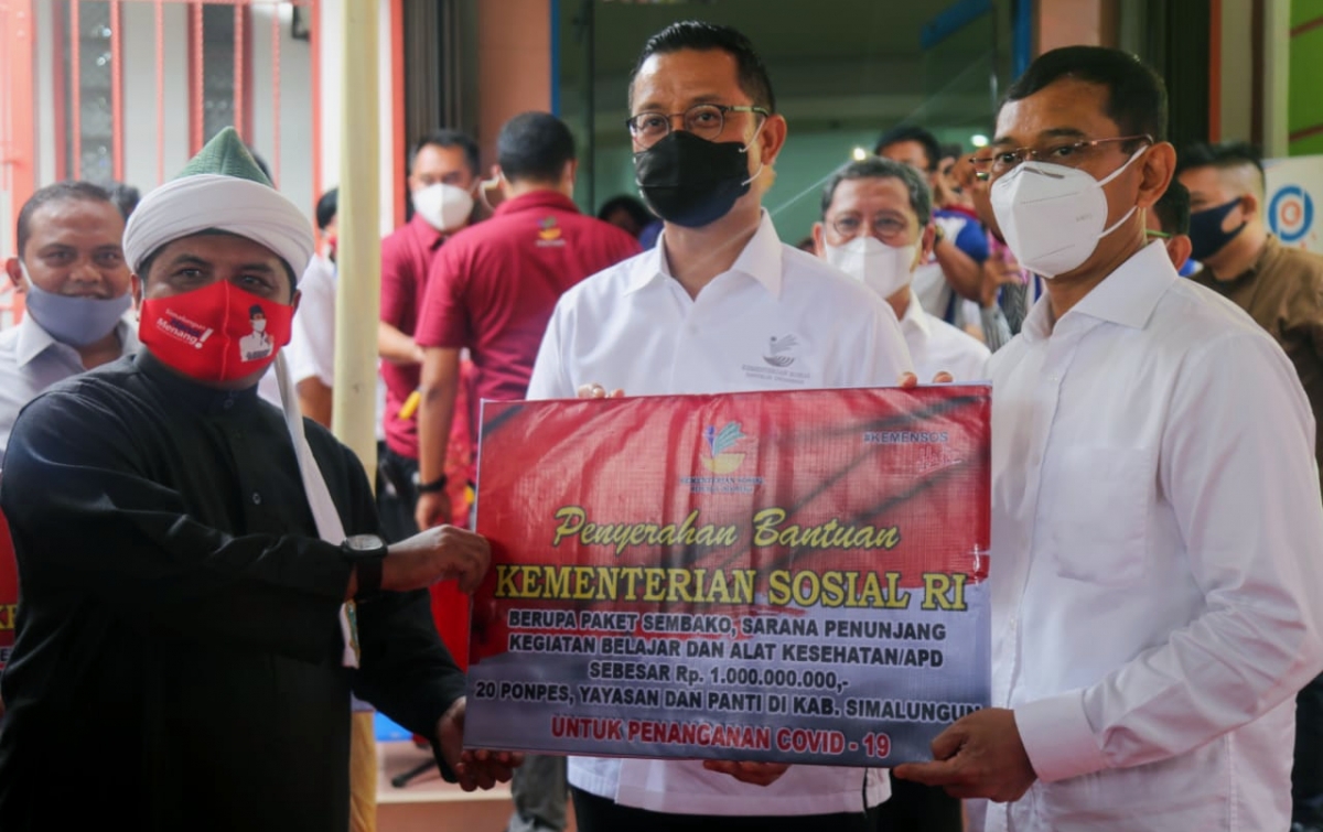 Mensos Tinjau Pencairan BST di Simalungun