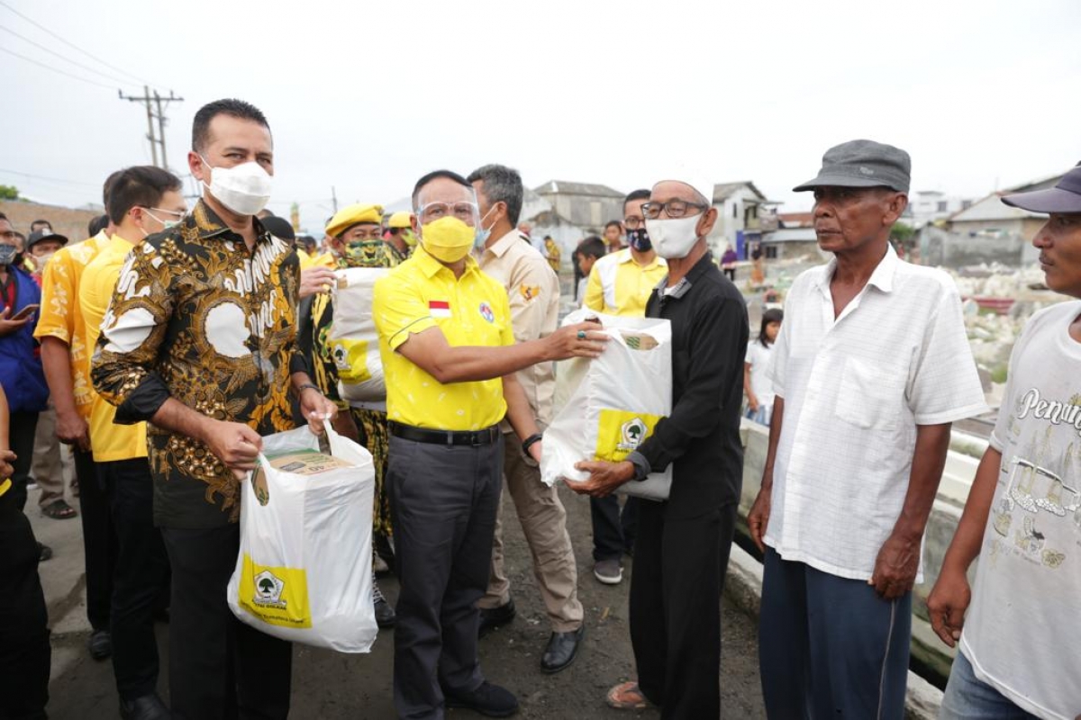 Bentuk Syukur, Golkar Serahkan 1.000 Paket Sembako Kepada Warga Belawan
